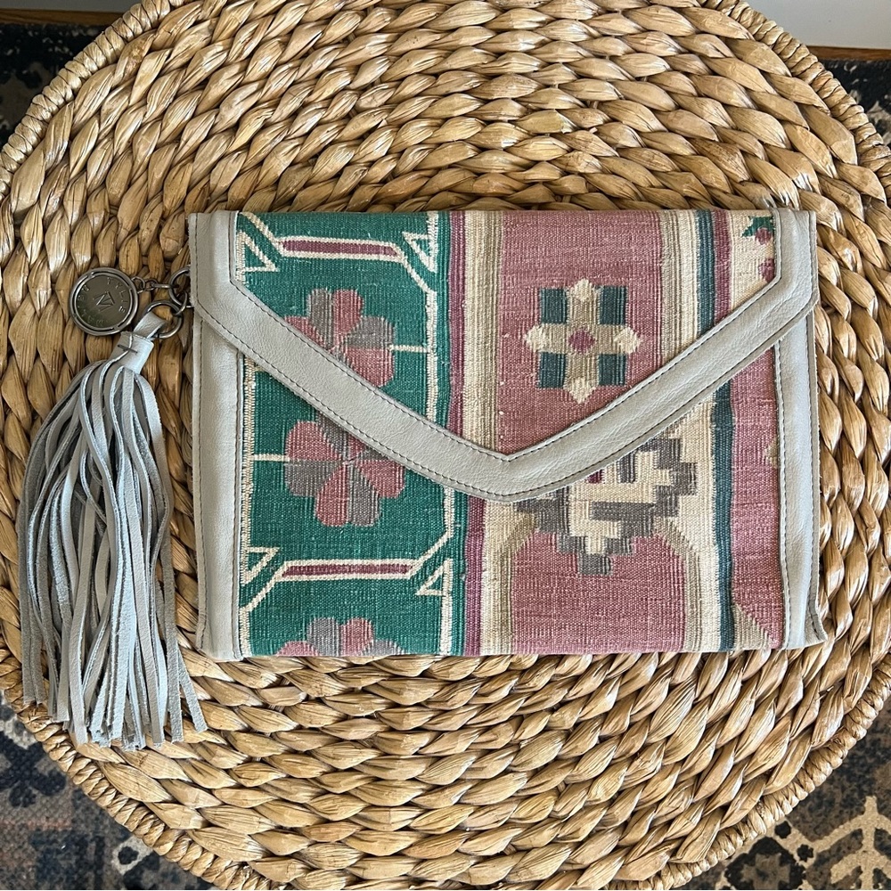 Tylie Malibu Clutch